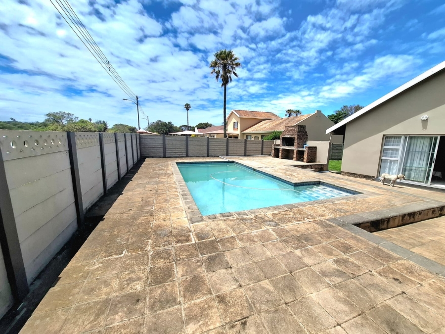 6 Bedroom Property for Sale in Gonubie Eastern Cape